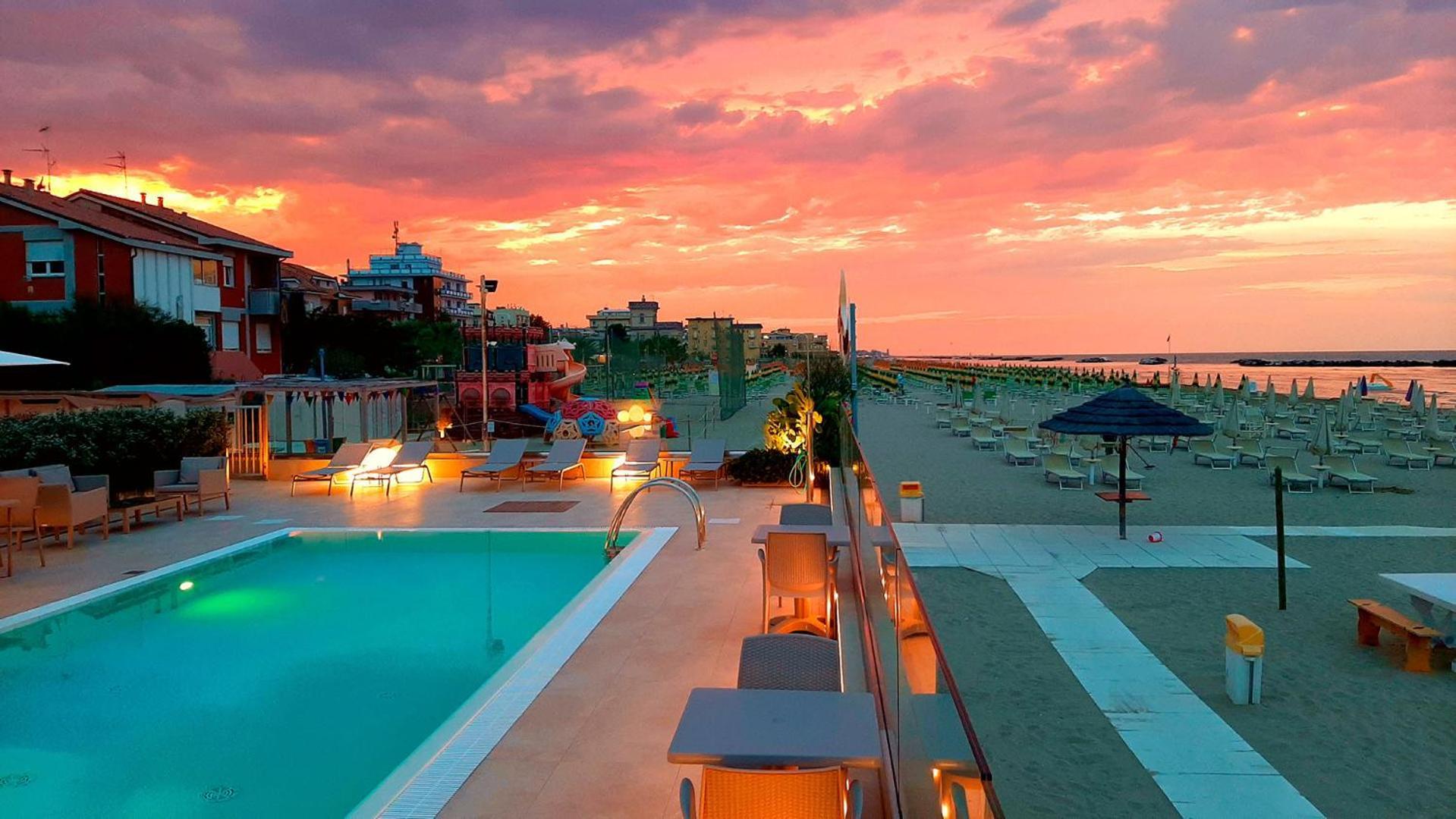 You & Me Beach Hotel Rimini Luaran gambar